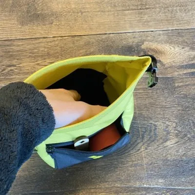 Posso encontrar uma mochila esportiva com design refletivo?